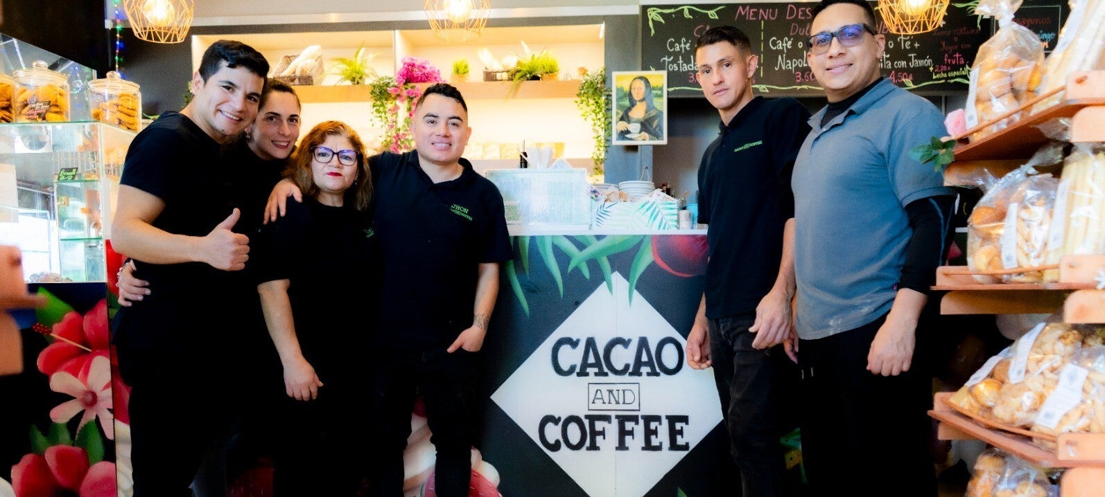 El equipo de Cacao & Coffee al completo delante del mostrador de la cafetería