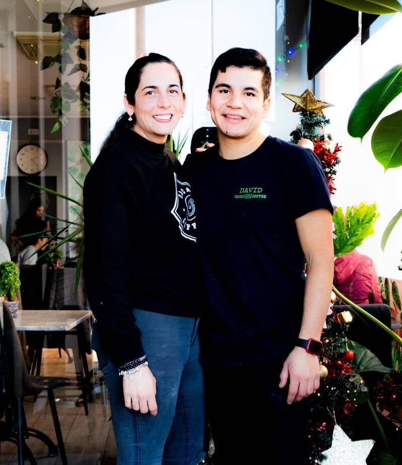 Los dos fundadores de Cacao & Coffee sonriendo en la cafetería