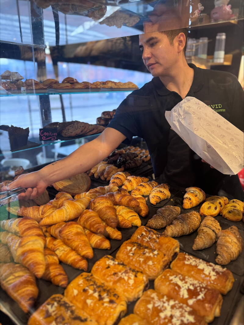 David sirviendo repostería recién hecha en el mostrador